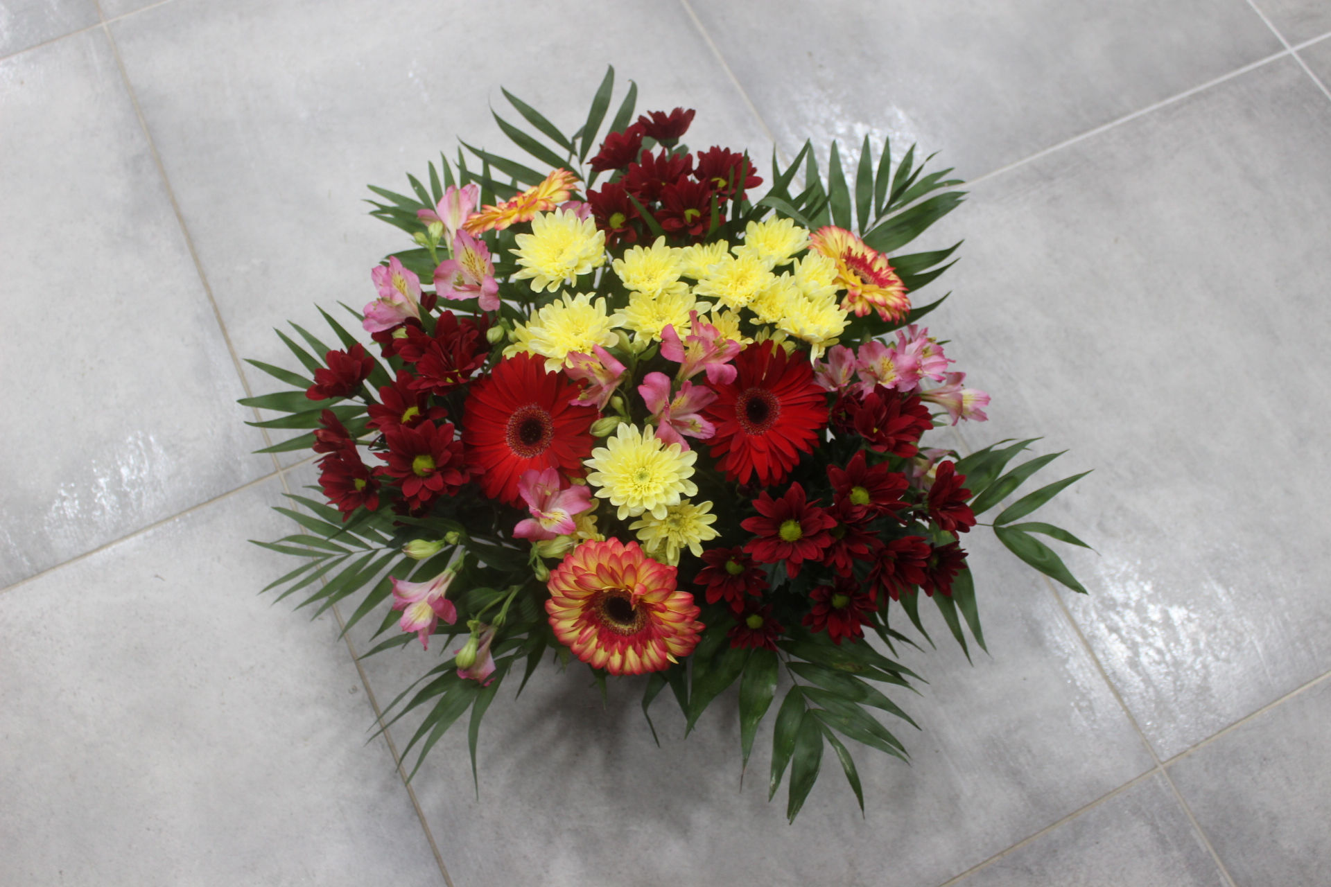 Coupe de fleurs dominante rouge et jaune