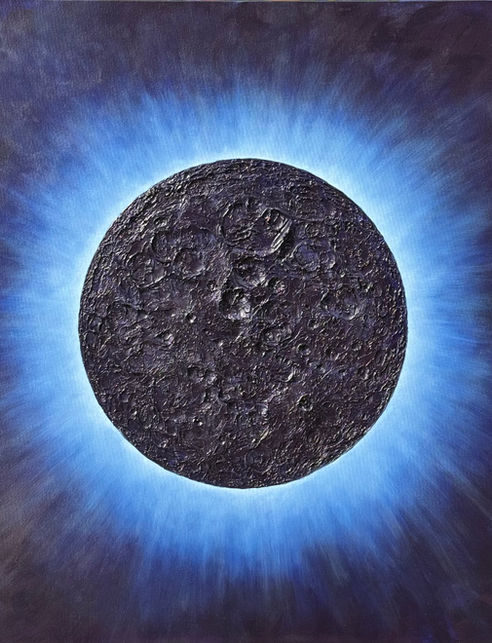 Gemälde "Eclipse" von Jen Weissenbacher, ein schwarzer, von Kratern zerfurchter Körper hebt sich vor einem leuchtenden Strahlenkranz ab.