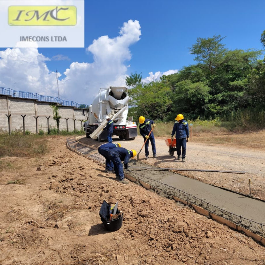 Vaciado de concreto en cuneta.