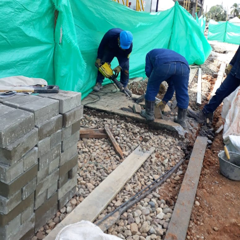 Demolición de adoquines y base de soporte.
