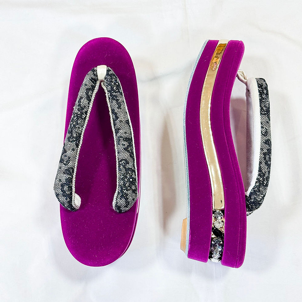 サムネイル： 華やかな足元を演出する、紫の草履