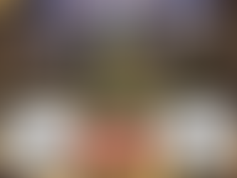 ロックフェラーセンターのクリスマスツリーとシートベルトをした男性と女性のイメージ