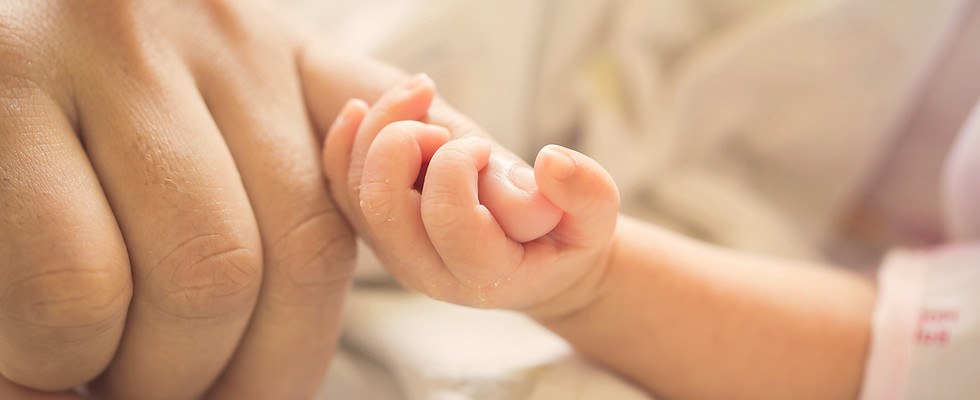 Baby mit Mutter kleine Finger