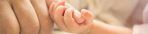 Baby mit Mutter kleine Finger