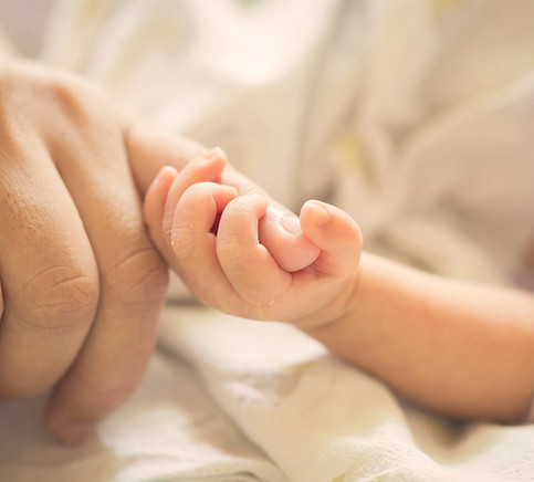 Bébé tenant la main