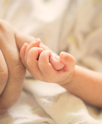 Baby mit Mutter kleine Finger