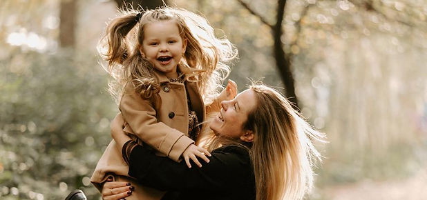 Marissa Morit met een meisje in haar armen in het bos
