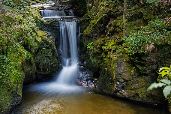 Wasserfall zwischen Felsen.jpg