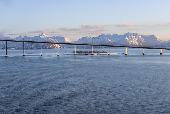 Vesteralen, Brücke vor Gebirge.jpg