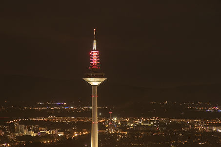Frankfurt, Fernsehturm abends.jpg