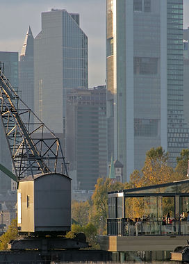 Frankfurt, Bagger vor Skyline.jpg
