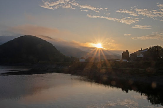 Sonnenaufgang über Rursee, mit Lensflares.jpg