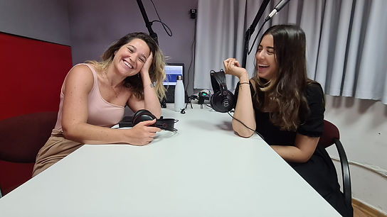"איך יכול להיות שבחורה כמוך רווקה? דווקא את?!
כל כך מוצלחת, מצחיקה, חכמה, יפה, טובה... זו כנראה בעיה בך, את בטח בררנית, או משהו דפוק. מה, מה לא בסדר בך?"
את השיחה הזו אני מנהלת באופן יומיומי כבר לפחות עשור בחיי. לפעמים זה גם מחלחל פנימה ואני תוהה מה פגום בי? מה לא בסדר? בכל זאת, כל האחרים הצליחו, סימנו וי, ורק אני יוצאת לעוד דייט ועוד דייט וכל פעם נכשלת מחדש.
בשביל לדון בבעיית הפגימות הזאת (של החברה), הגיעה ל'דברי על זה יותר' חברתי הרווקה והעיתונאית – דניאל פסו.
האזנה נעימה,
וכטלית.
צילום: מערכת עושים היסטוריה