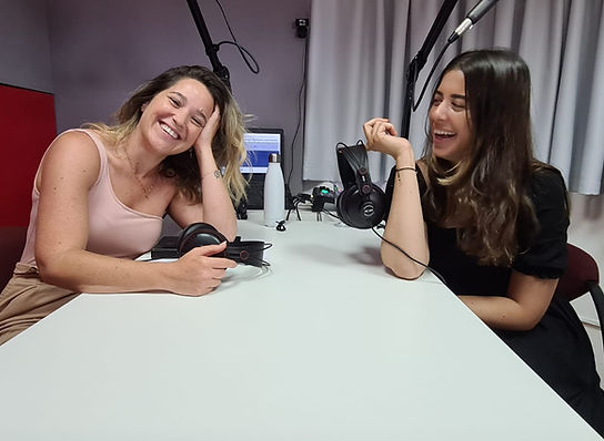 "איך יכול להיות שבחורה כמוך רווקה? דווקא את?!
כל כך מוצלחת, מצחיקה, חכמה, יפה, טובה... זו כנראה בעיה בך, את בטח בררנית, או משהו דפוק. מה, מה לא בסדר בך?"
את השיחה הזו אני מנהלת באופן יומיומי כבר לפחות עשור בחיי. לפעמים זה גם מחלחל פנימה ואני תוהה מה פגום בי? מה לא בסדר? בכל זאת, כל האחרים הצליחו, סימנו וי, ורק אני יוצאת לעוד דייט ועוד דייט וכל פעם נכשלת מחדש.
בשביל לדון בבעיית הפגימות הזאת (של החברה), הגיעה ל'דברי על זה יותר' חברתי הרווקה והעיתונאית – דניאל פסו.
האזנה נעימה,
וכטלית.
צילום: מערכת עושים היסטוריה