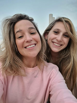 העולם הולך ומתעורר, אבל יש עדיין סם אחד שהולך ומרדים ומשתק ומשכיח מהקורבנות שלו את המעשה שחוו. למרות ההתעוררות החברתית והמודעות שהולכת וגדלה ליחסים שבינו לבינה, להטרדות מיניות, לאלימות ולתקיפות חמורות, תקיפה אחת נשארת בגדר ערפול, בדיוק כמו קורבנותיה, התקיפה בסם האונס היא קשה לזיהוי ולרוב נופלת בין הכסאות, כסאות הבר.
כדי שנבחין ברגעים כאלה, ונתעורר חברתית ונצליח למנוע מעצמנו ומאחרים ליפול קורבן, אנחנו צריכים להיות ערים לסם המסוכן, לא להירדם בשמירה, ולדבר על זה כמה שיותר ובשביל זה אני הזמנתי את אופיר שטוי שמנהלת את המאבק "הכל רק לא לשתוק", אחרי התקיפה שהיא חוותה.
קחו נשימה, ובואו להקשיב, לפקוח עיניים ולהתעורר
