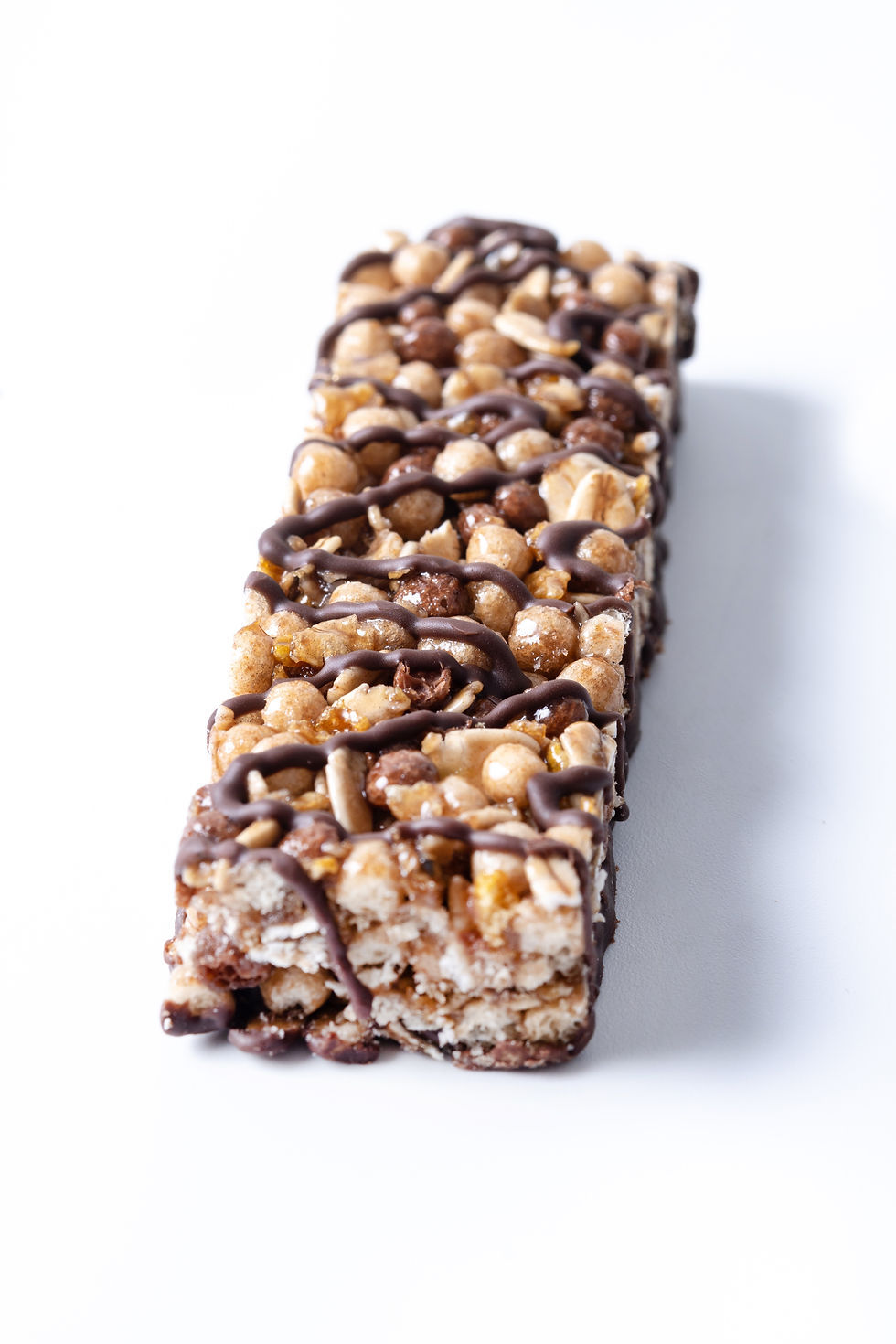 Proteína e fibra em snacks: por que adicionar nutrientes não basta como estratégia de posicionamento (e por que ela ainda é a aposta certa)