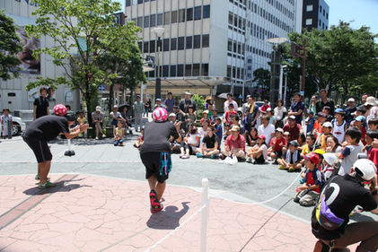 P0サッカーボールを使って行われたフリースタイルフットボールのパフォーマンス。