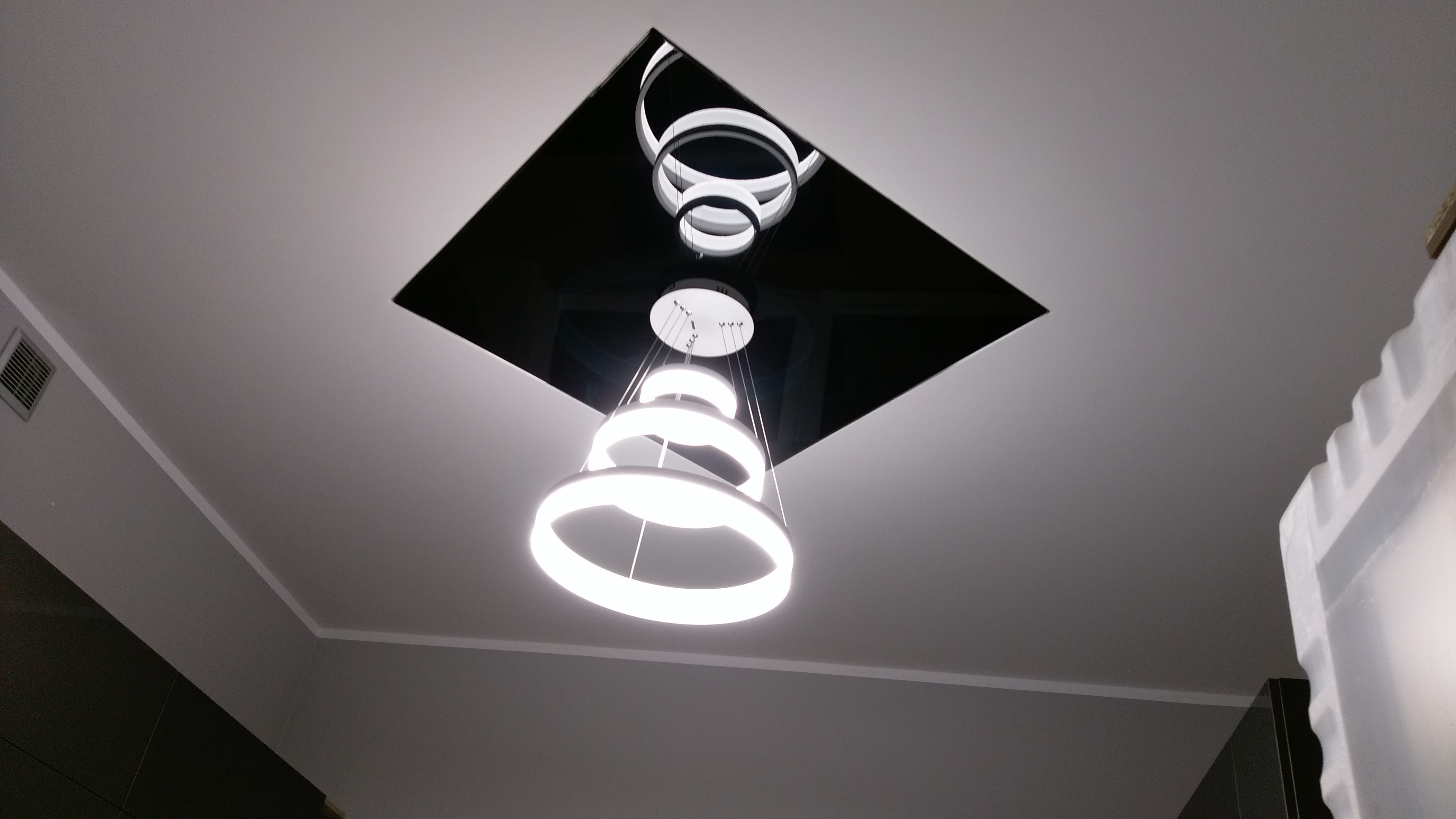 Sufit napinany z powłoką lustrzaną