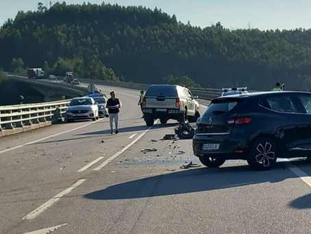 Despiste de camião e colisão entre carro e viatura da GNR cortam trânsito no IC6