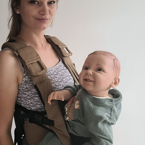 Kleinkind in einer offenen Moova Babytrage