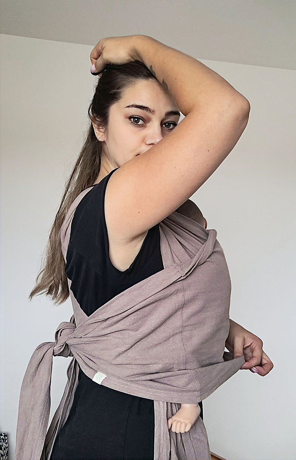 Frau testet die Koala Cuddle Band 2 Leinen Babytrage für einen Testbericht, Erfahrungen