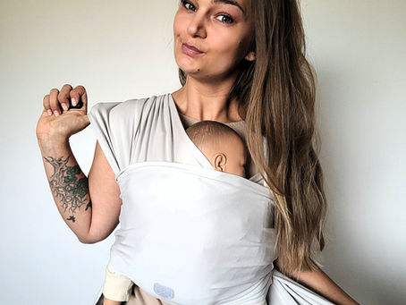Frau testet für Testbericht die Koala Cuddle Band 2 Babytrage