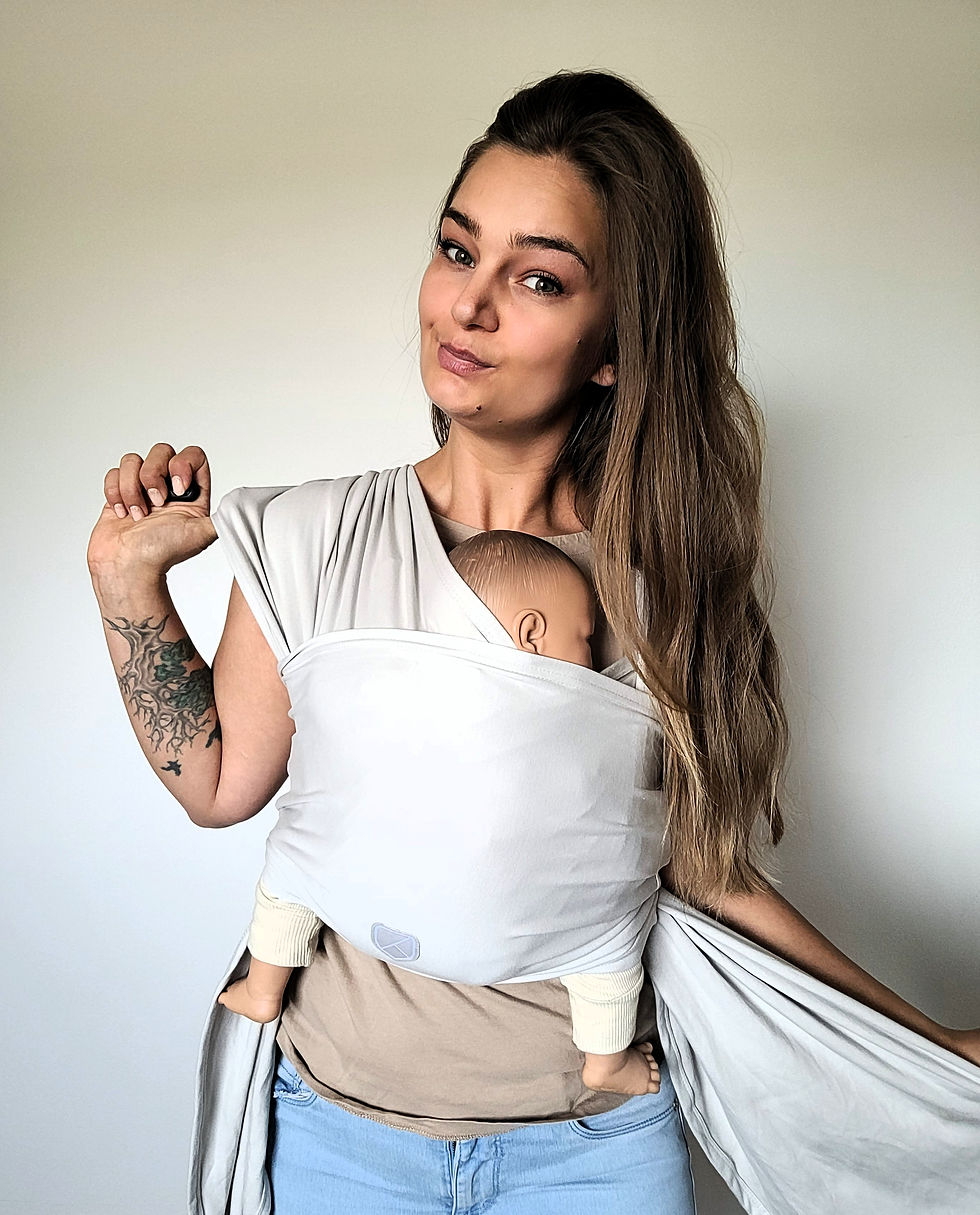 Frau testet für Testbericht die Koala Cuddle Band 2 Babytrage