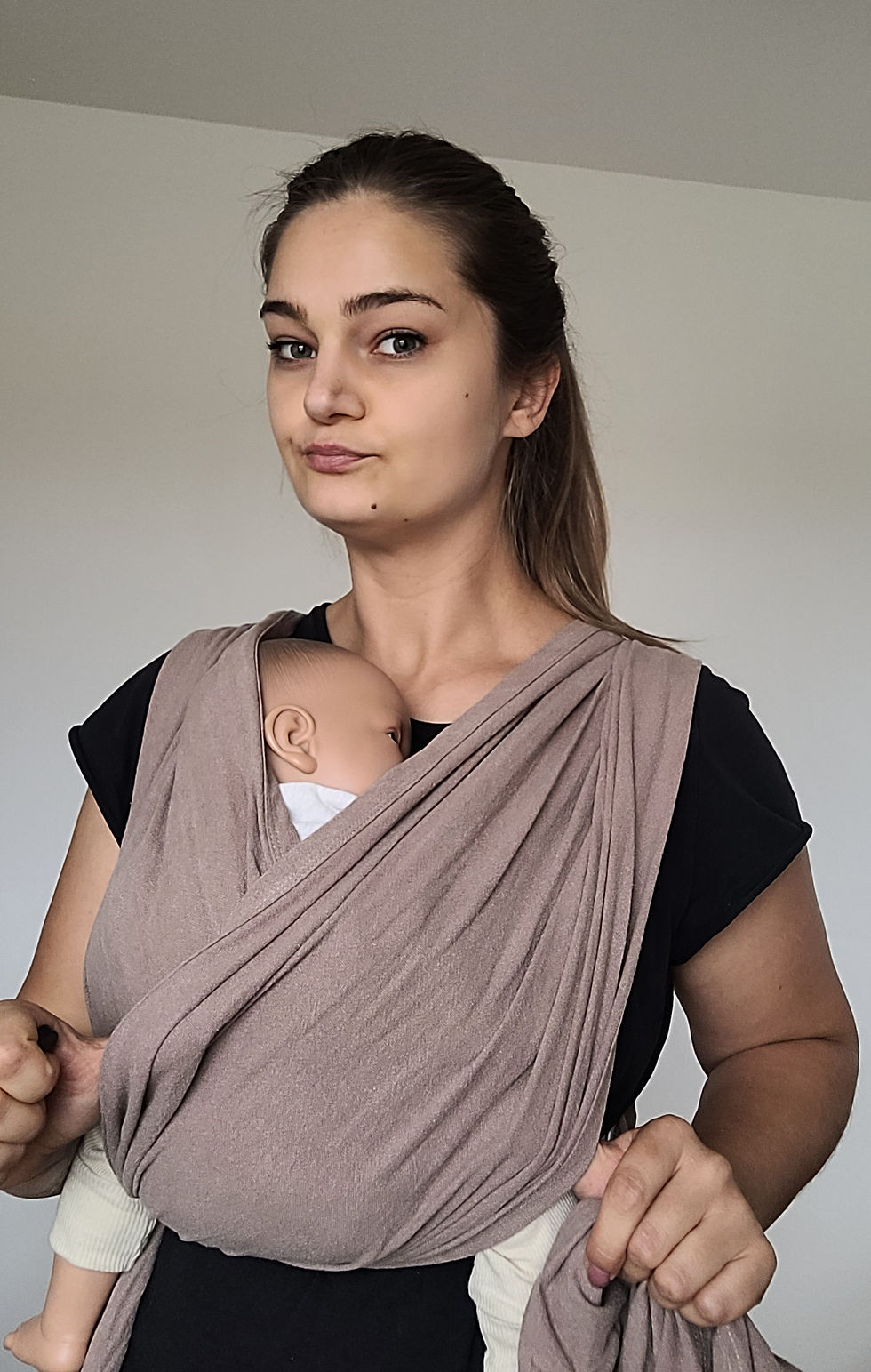 Frau trägt Baby in der Koala Cuddle band 2 Leinen Babytrage und testet diese. Erfahrungsbericht