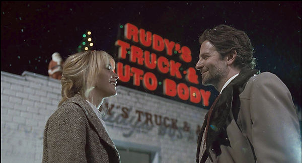ジェニファー・ローレンスとブラッドリー・クーパー TM & © 2015 Twentieth Century Fox Film Corporation. All Rights Reserved.