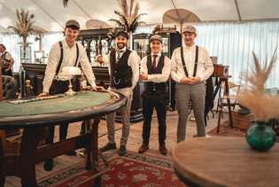 Professionele blackjack croupier aan een casinotafel tijdens een bedrijfsfeest