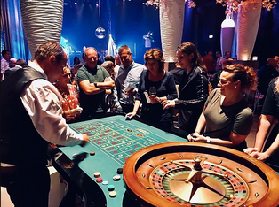Professionele roulette croupier aan een casinotafel tijdens een bedrijfsfeest