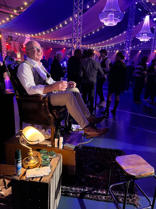 Professionele shoeshiner poetst schoenen van een gast tijdens een evenement.