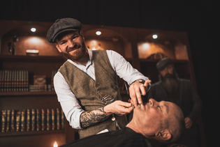 barber op locatie scheert gasten tijdens event