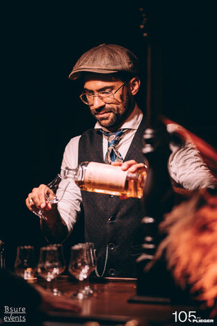 Whisky expert verzorgt een whiskyproeverij voor gasten tijdens een evenement