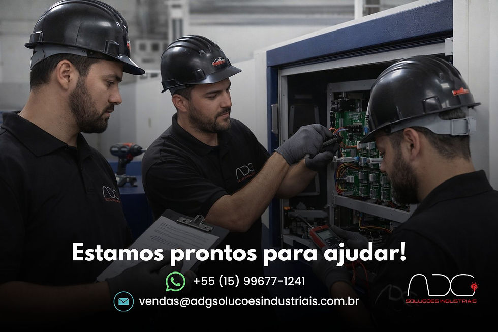 Trabalhadores de capacete preto consertam painel elétrico em fábrica. Texto abaixo: "Estamos prontos para ajudar!" com contato. Fundo industrial.