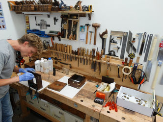 meubelrestauratie, werkplaats, ambacht, meubel, gerestaureerd, afwerking, schellak, politoer