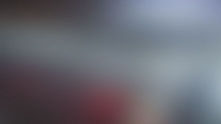 中国旅游签证:夜晚,车站里一排排灯火通明的高速列车,头顶灯光明亮,雾气弥漫,营造出一种未来感。