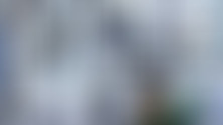 中国商务签证:在高科技实验室里,机器人正在绿色传送带上搬运纸箱,周围环绕着各种设备和宽大的窗户。