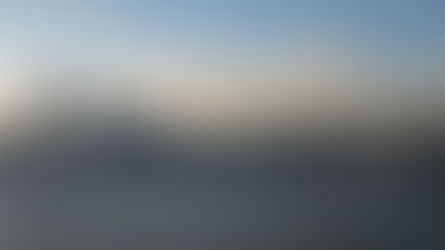 香港入境处——蓝天白云下,摩天大楼林立,俯瞰着平静的河面。远处群山环绕,构成一幅美丽的背景。