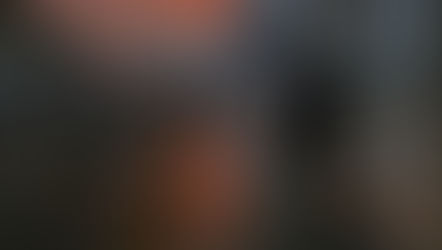 中国商务签证：日落时分的中国火车站，左边有一列火车。人影在站台上行走。地板上的倒影，橙粉色的天空。