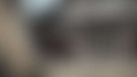 香港商业：建筑物内的时钟，天花板上挂着五彩缤纷的灯笼。水泥楼梯上标有“上”和“下”的指示牌。