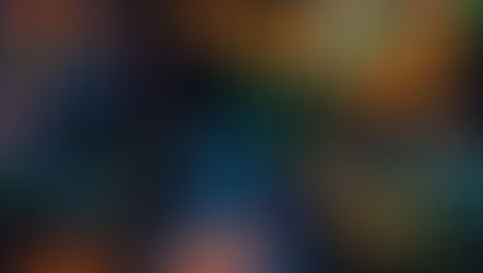 香港入境处：霓虹灯招牌上的中文字符照亮了充满活力的夜景。明亮的橙色、绿色和蓝色营造出热闹的都市氛围。