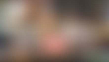 APEC 旅行卡 - 汽车顶部的出租车标志，与霓虹灯模糊、色彩缤纷的城市景观形成鲜明对比，营造出充满活力的夜间城市场景。