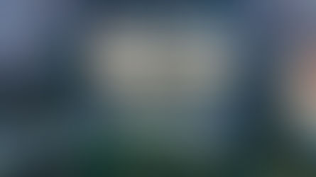 香港QMAS:黄昏时分的亨德森大厦,灯火通明的内部空间映照出每层楼的人群。周围的城市景观和道路也清晰可见。