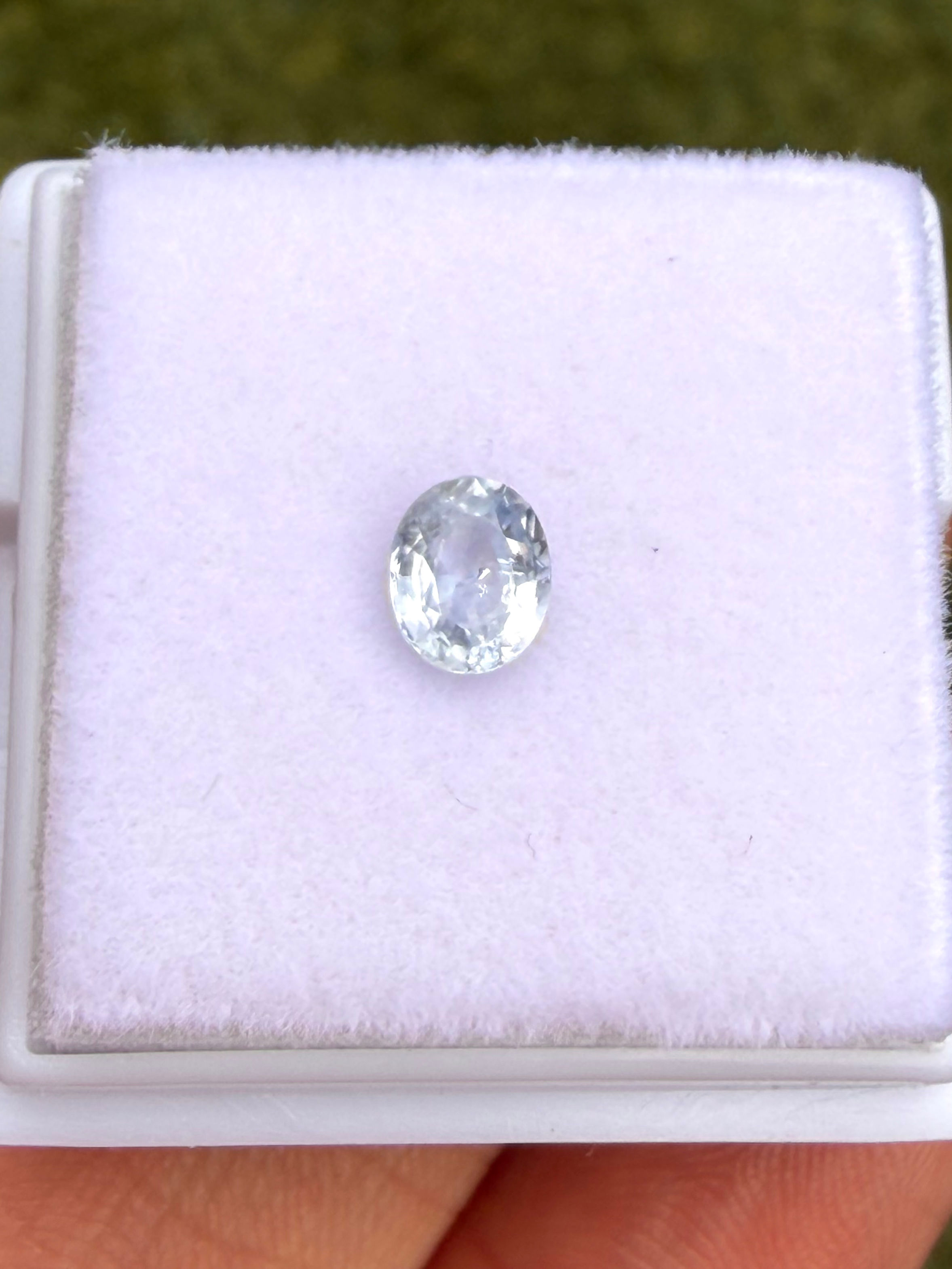 Zafiro Ceylán 0.57ct. 5.2x4.2x2.8mm. Ovalada. Sry Lanka.