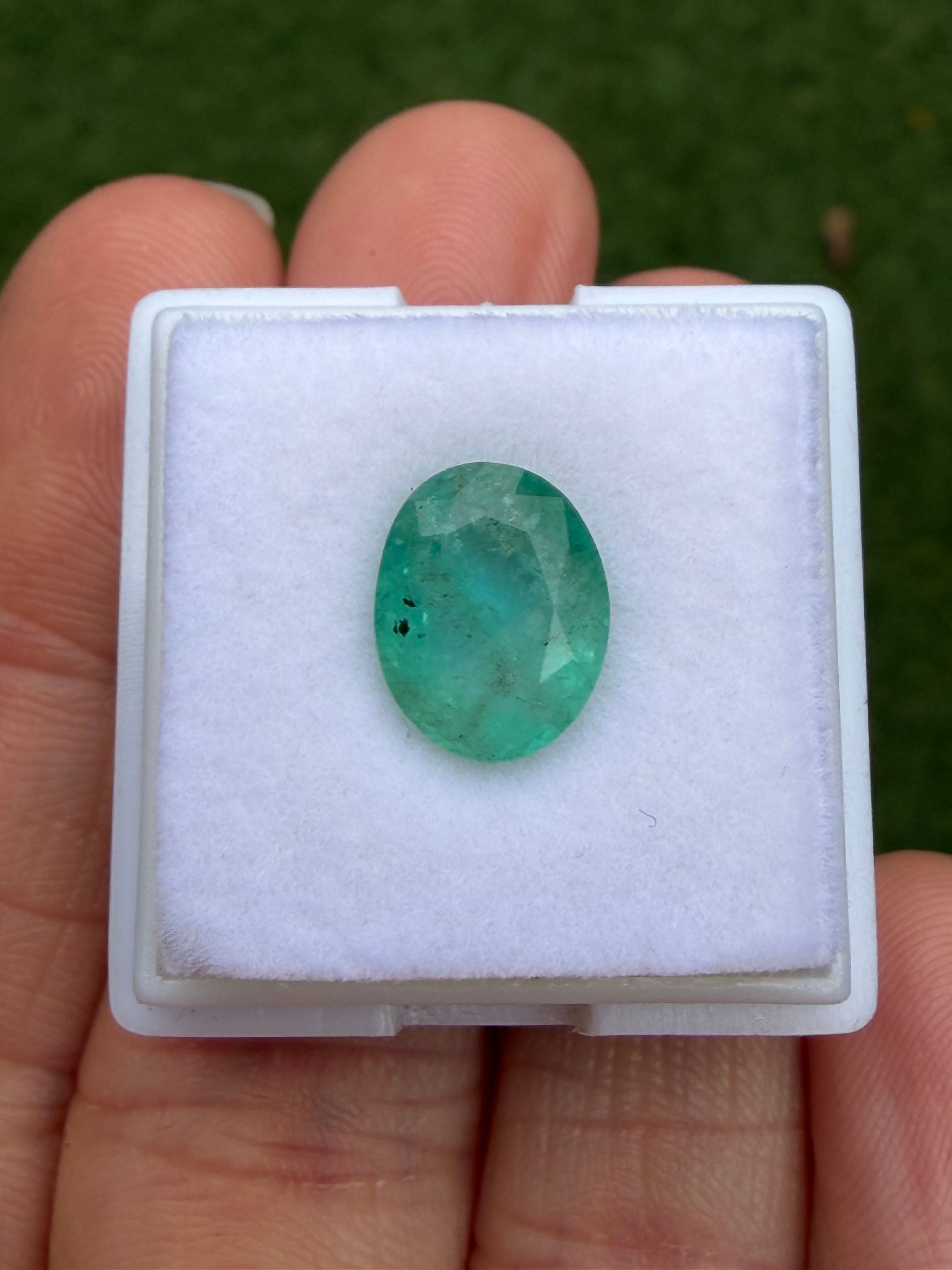 Esmeralda 2.9ct. Medida: 8.3x10.5x5mm. Corte ovalado facetado. Zambia.