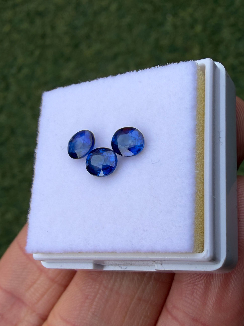 Miniatura: Espinela azul 0.55ct.  5.0x4.0mm. Corte ovalado, África 
