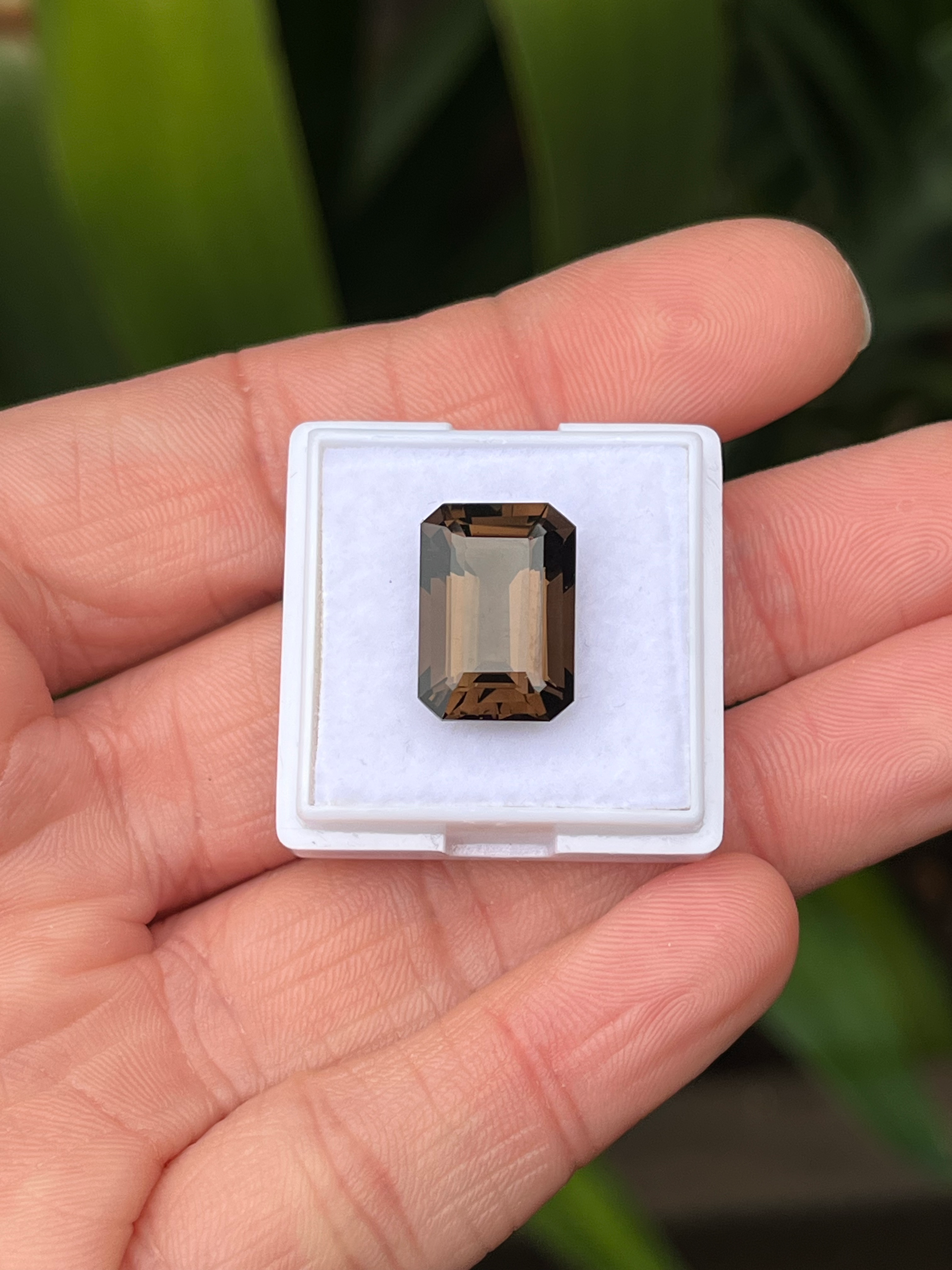 Cuarzo ahumado corte esmeralda 6.90ct. Medida: 14.2x10x7mm