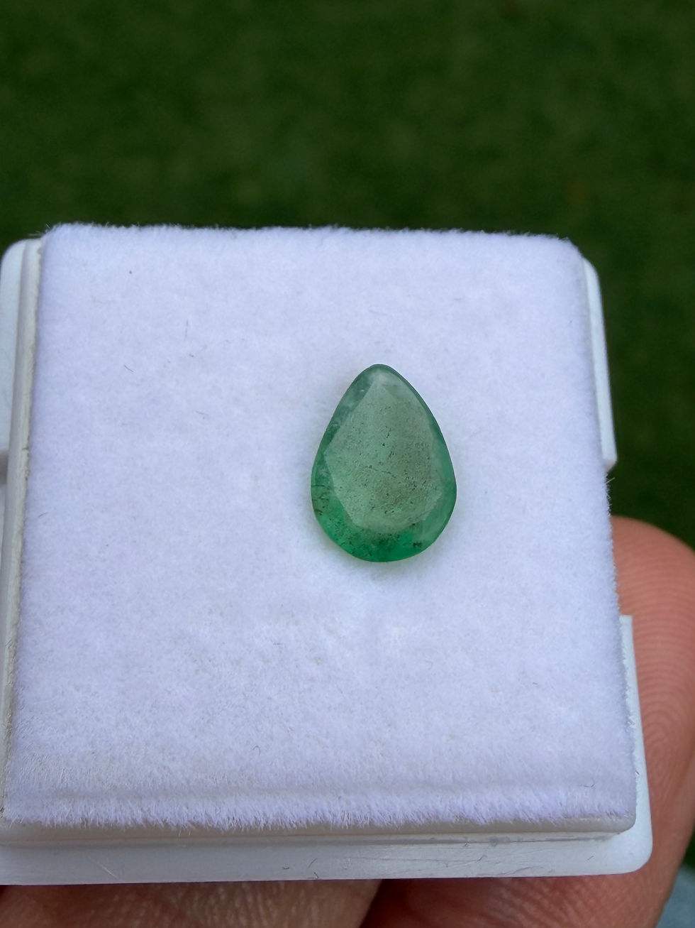 Miniatura: Esmeralda 0.90ct. Medida: 8x5.6x2.8mm. Corte gota facetado.  Zambia.
