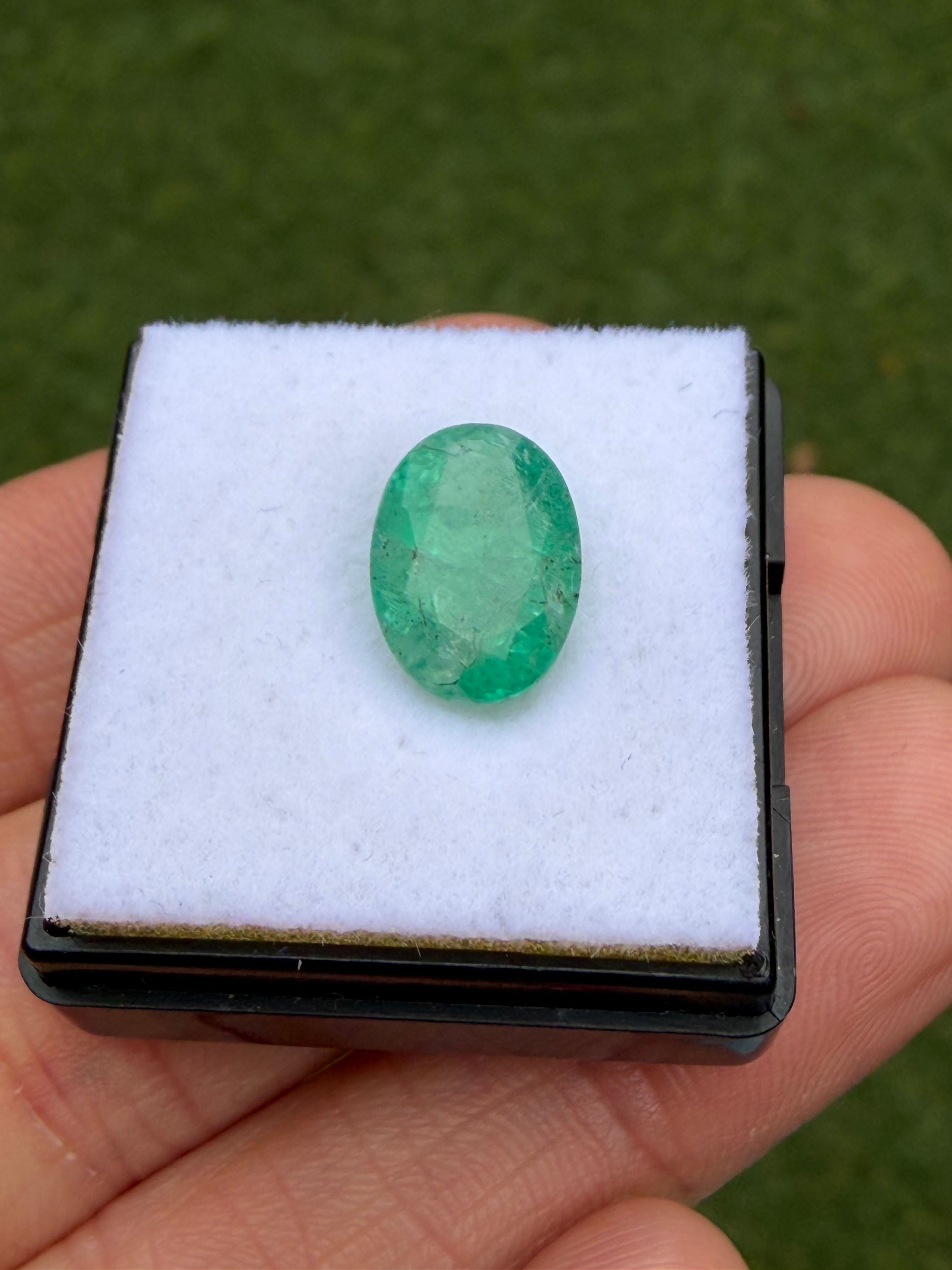 Esmeralda Colombia. 2.73ct. Medida: 10.7x8x4.8mm. Corte ovalado. Facetada 